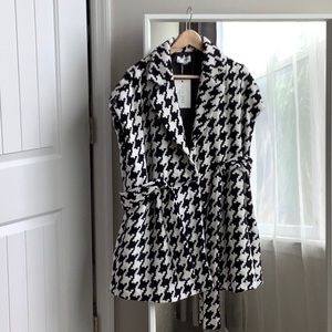 In The Style Lorna Luxe Houndstooth Vest size us 6